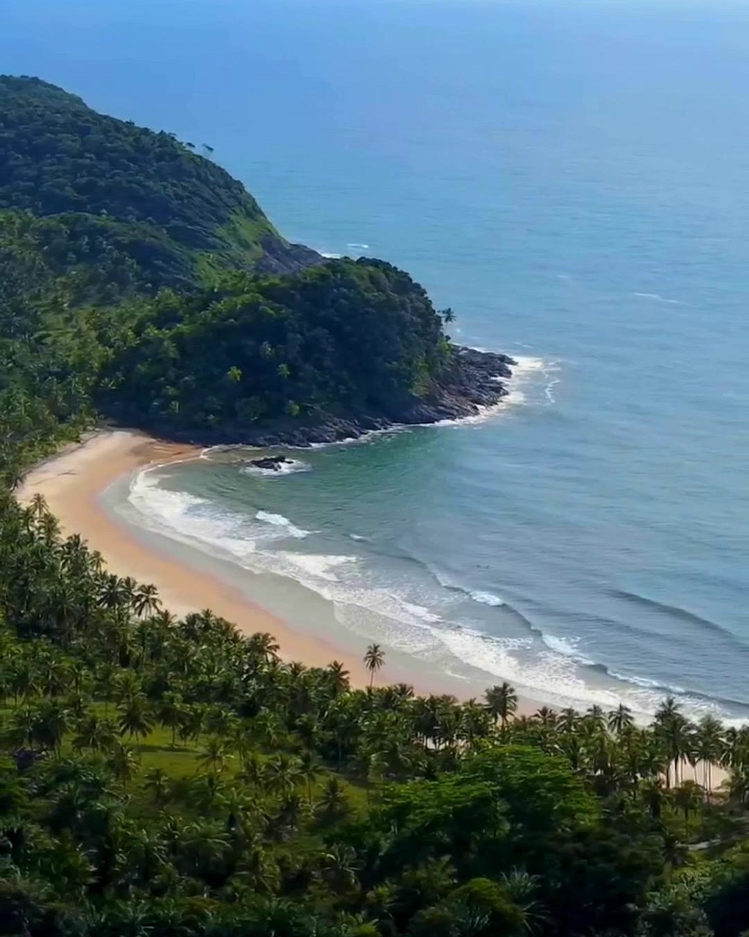 Mata Atlântica, praia deserta e mar azul vistos do alto em Itacaré, Bahia