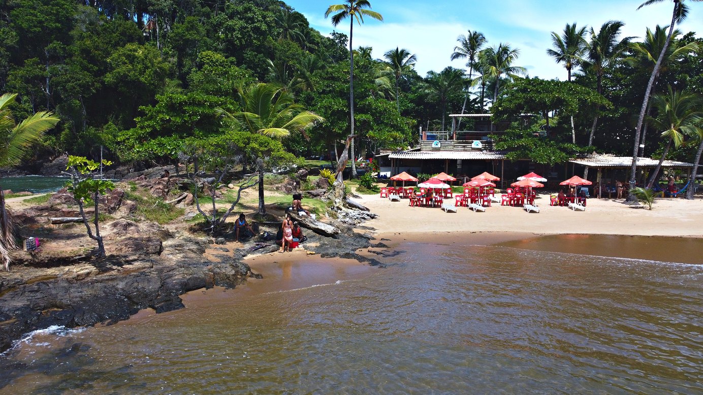 Cabana Corais pé na areia na Praia da Concha, Itacaré, com guarda-sóis e mesas